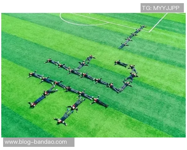 足球三屏全景呈现让你身临其境体验比赛的每一刻